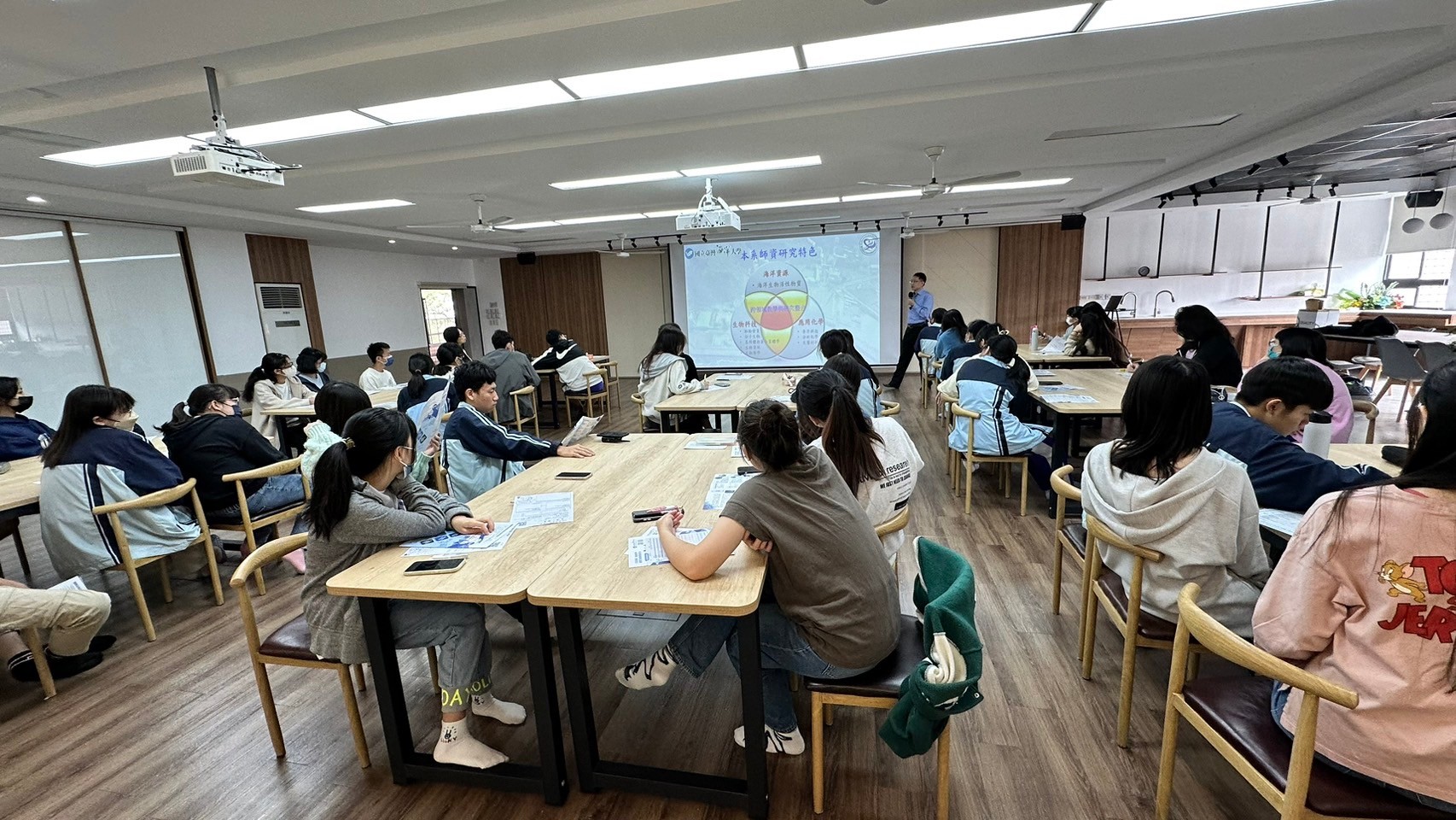 連結到國立鳳新高中_生科系許富銀老師